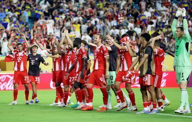 Soccer Football - FIFA Club World Cup - Group C - Bayern Munich v Boca Juniors - Hard Rock Stadium, Miami Gardens, Florida, U.S. - June 20, 2025 Bayern Munich's Harry Kane and teammates applaud fans after the match REUTERS/Hannah Mckay