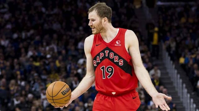 Jakob Poeltl reacts during a game against the Warriors.