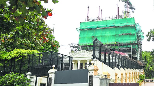 Mumbai, India. June 20, 2025. BMC and forest department officials visited Bollywood actor Shah Rukh Khan's Mannat bungalow on Friday, June 20, 2025, to conduct an inspection. Renovations have begun at Shah Rukh Khan's iconic sea-facing home, Mannat. Mumbai, India. June 20, 2025. (Photo by Raju Shinde/HT Photo) (Hindustan Times)