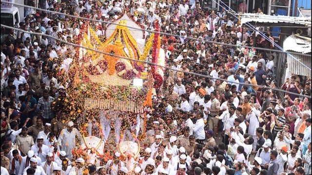 With religious chants and playing of traditional instruments, the annual palkhi (palanquin) processions of Sant Tukaram Maharaj (in pic) and Sant Dnyaneshwar Maharaj reached Pune amid intermittent rains on Friday evening. (MAHENDRA KOLHE/HT)