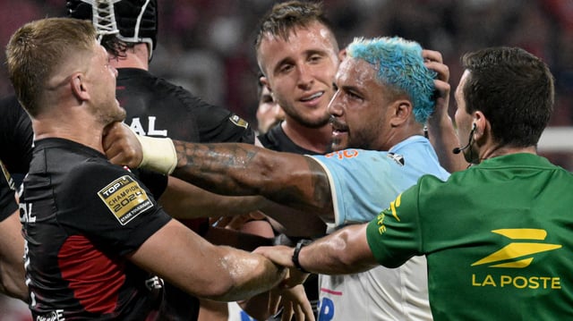 Jack Willis et Giovanni Habel-Küffner se chamaillent sous les yeux d’Anthony Jelonch et de l’arbitre.