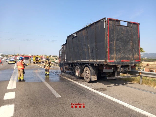 El camión incendiado en Santa Perpètua de Mogoda en la AP-7