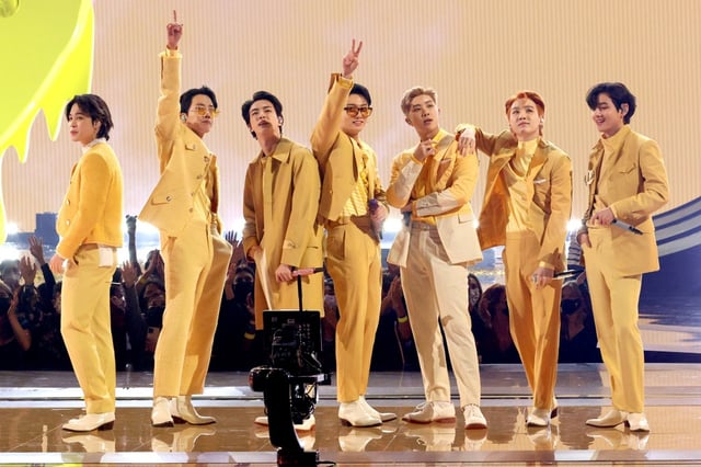 Nach jahrelanger Pause sind sie wieder vereint: Mit dem Sänger Suga sind alle Mitglieder der K-Pop-Band BTS ins zivile Leben zurückgekehrt.