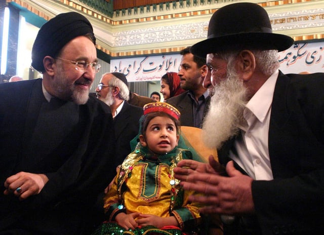 El entonces presidente iraní Mohamed Jatamí asiste a una festividad de la comunidad judía en Teherán, en febrero de 2004.