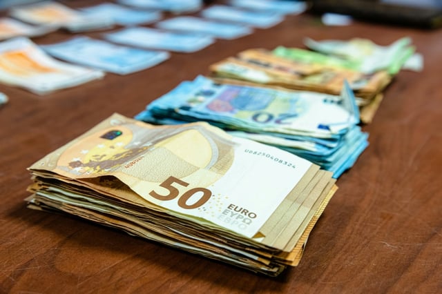 Ein Mann in Bayern ist beim angeblichen Handel mit Kryptowährung um einen mittleren sechsstelligen Betrag betrogen worden. Er investierte laut Polizei immer wieder auf einer Plattform, sah aber nie Geld.