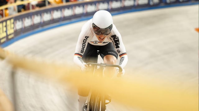 Die Cottbuser Bahnradfahrerin Emma Hinze gewinnt Sprint-Turnier in Adelaide.