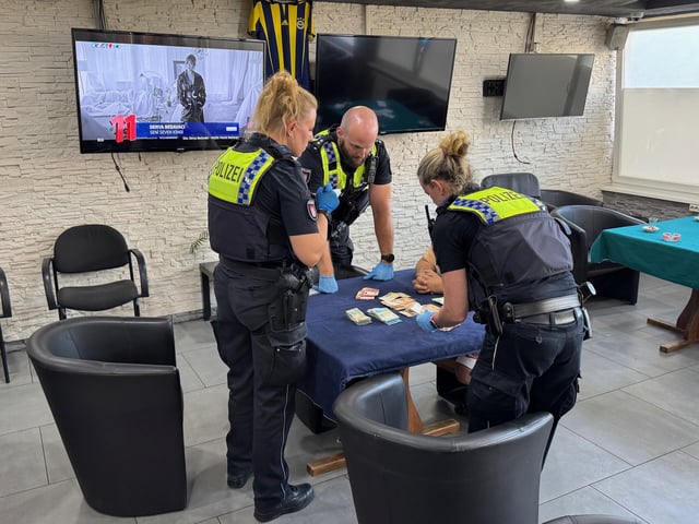 In dem Kulturverein in Jenfeld fanden die Beamten große Mengen an Bargeld.