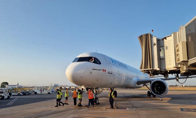 El avión tras aterrizar hoy en Manises