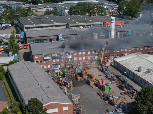 Dunkler Rauch zieht über das Industriegebiet: Die Feuerwehr kämpft aus verschiedenen Richtungen gegen das Großfeuer.