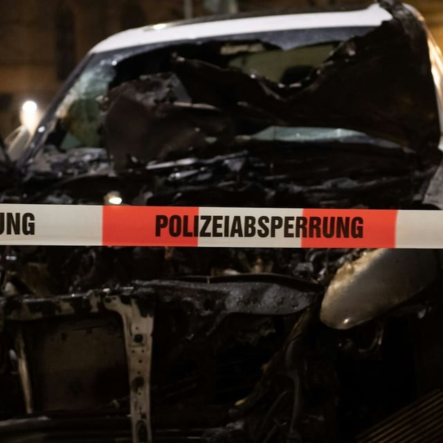Ein ausgebranntes Auto in Berlin.