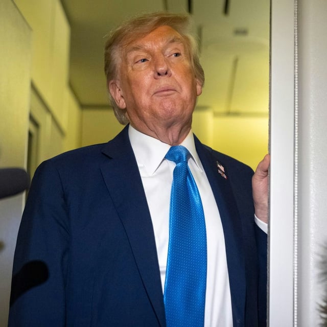 US-Präsident Donald Trump spricht mit Reportern an Bord der Air Force One 