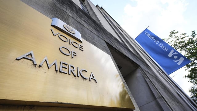 Der Schriftzug "Voice of America" auf einem Gebäude in Washington.