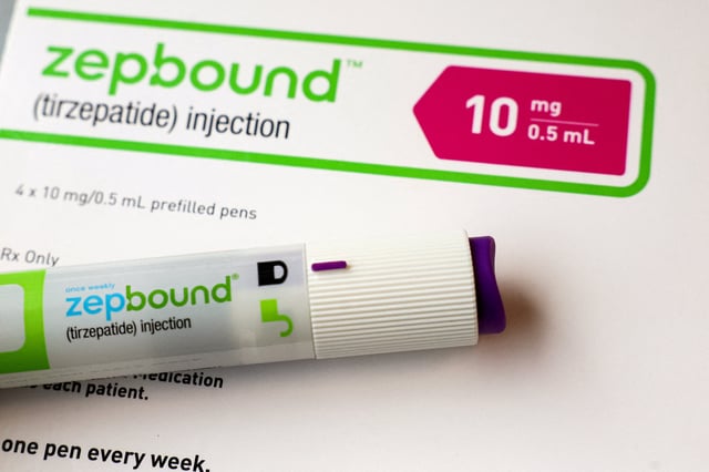 An injection pen of Zepbound, Eli Lilly’s weight loss drug, is displayed in New York City, U.S., December 11, 2023.  REUTERS/Brendan McDermid/File Photo