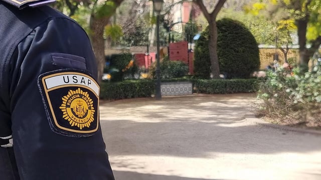 Archivo - Imagen de archivo de un agente de la Policía Local de València en un parque