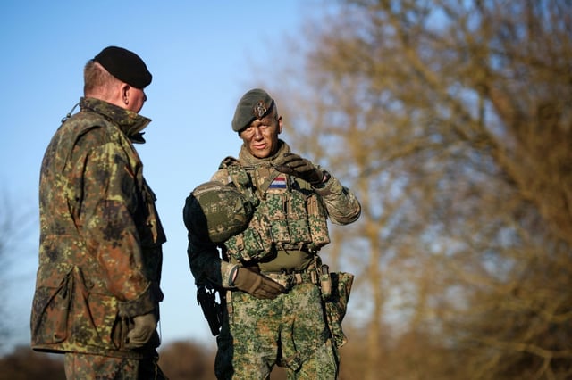 Aus der SPD kommen Forderungen, die Bundeswehr mit einem höheren Sold attraktiver zu machen, statt auf eine Wehrpflicht zu setzen.