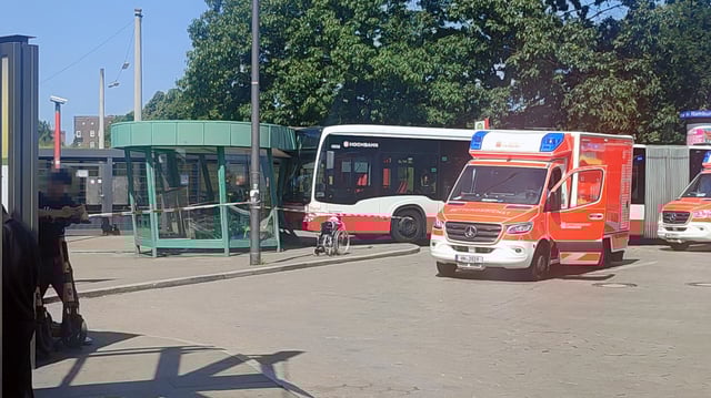 Ein Linienbus ist am S-Bahnhof Veddel ungebremst in ein Buswartehäuschen gefahren.