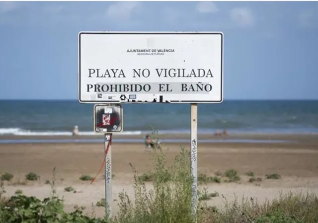 Cartel de prohibición del baño en las playas de Massalfassar (Valencia), en imagen de archivo