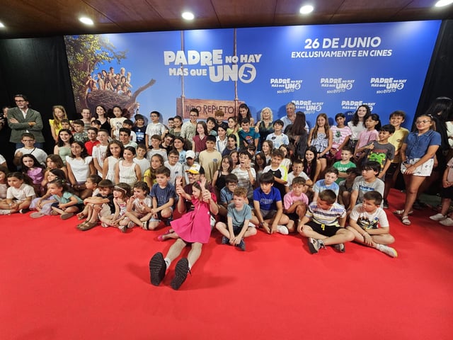 Santiago Segura junto a los niños afectados por la dana.