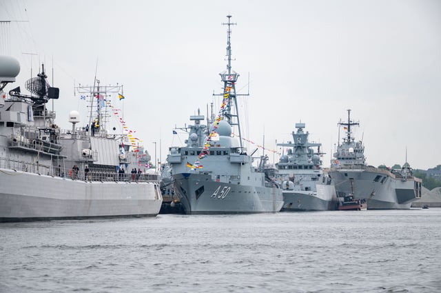 Marinestützpunkt Kiel-Wik: Am Eingang zum Stützpunkt protestierten Aktivisten gegen Aufrüstung und für Klimagerechtigkeit.