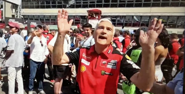 David Tardozzi, jefe de Ducati Lenovo, se encara con el público de Mugello, en defensa de Marc Márquez.quipo