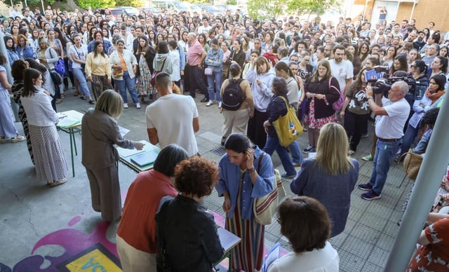 Los aspirantes esperan a ser llamados para acceder a las aulas donde realizarían los exámenes
