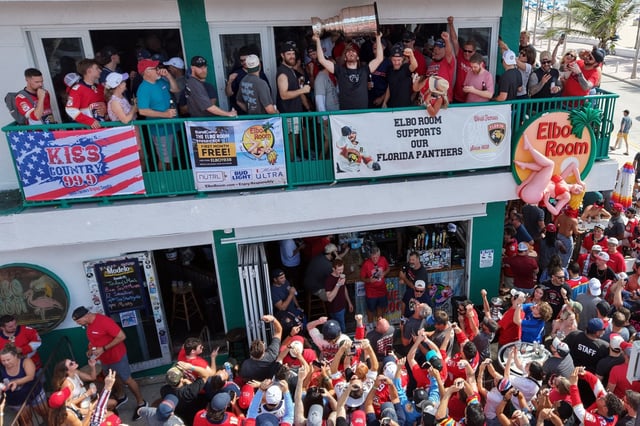Florida Panthers left wing Matthew Tkachuk hoists the Stanley Cup for with a crowd of fans at at Fort Lauderdale’s Elbo Room on Wednesday, June 18, 2025. (Amy Beth Bennett / South Florida Sun Sentinel)