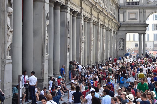 Touristen vor den Uffizien in Florenz: Nun beschädigte dort ein Mann ein Gemälde für ein Selfie (Archivbild).