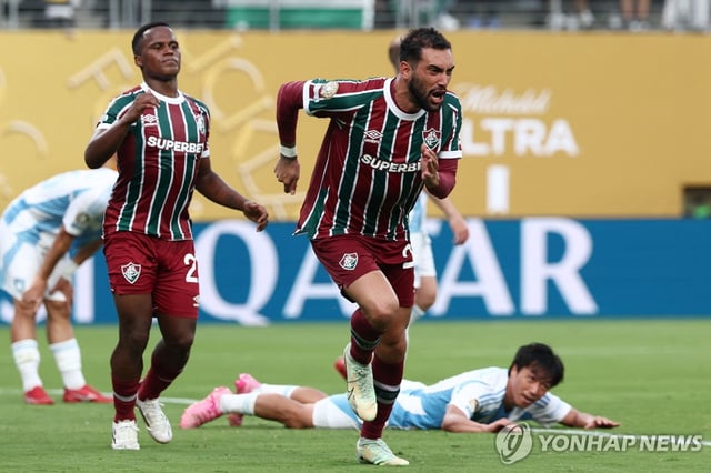Juan Freytes of Fluminense FC (R) celebrates after scoring against Ulsan HD FC during the teams' Group F match of the FIFA Club World Cup at MetLife Stadium in East Rutherford, New Jersey, on June 21, 2025, in this AFP photo. (Yonhap)