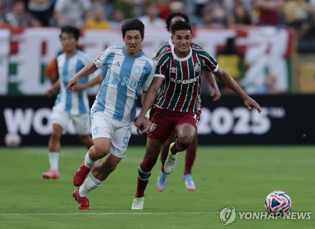 Choi Seok-hyun of Ulsan HD FC (L) battles Gabriel Fuentes of Fluminense FC for the ball during the teams' Group F match of the FIFA Club World Cup at MetLife Stadium in East Rutherford, New Jersey, on June 21, 2025, in this Reuters photo. (Yonhap)