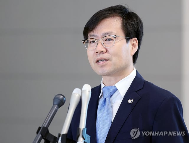 South Korean Trade Minister Yeo Han-koo answers reporters questions before he departs for Washington from Incheon International Airport on June 22, 2025, to meet with U.S. trade officials. (Yonhap)