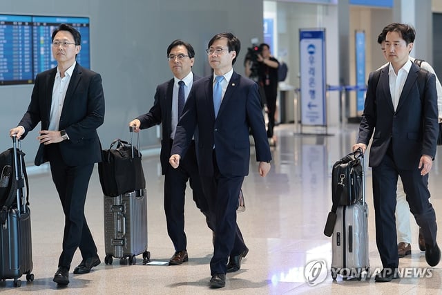 South Korean Trade Minister Yeo Han-koo (C) departs for Washington from Incheon International Airport on June 22, 2025, to meet with U.S. trade officials. (Yonhap)