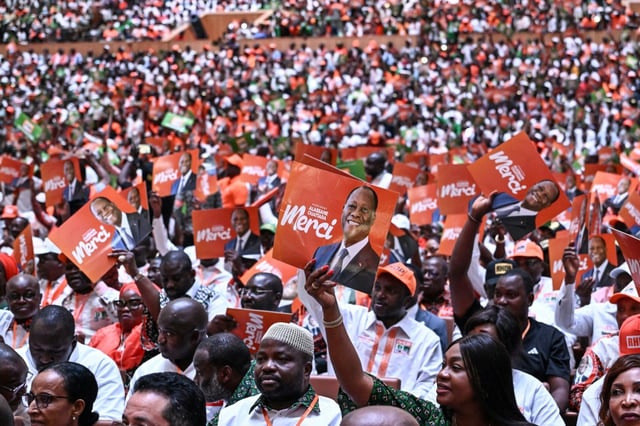 Des partisans du président ivoirien Alassane Ouattara, le 21 juin 2025 à Abidjan lors d'un rassemblement du parti au pouvoir