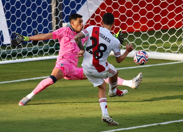 Soccer Football - FIFA Club World Cup - Group E - River Plate v CF Monterrey - Rose Bowl Stadium, Pasadena, California, U.S. - June 21, 2025 River Plate's Lucas Martinez Quarta shoots at goal REUTERS/Daniel Cole