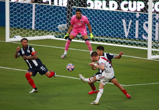 Soccer Football - FIFA Club World Cup - Group E - River Plate v CF Monterrey - Rose Bowl Stadium, Pasadena, California, U.S. - June 21, 2025 River Plate's Franco Mastantuono shoots at goal REUTERS/Daniel Cole