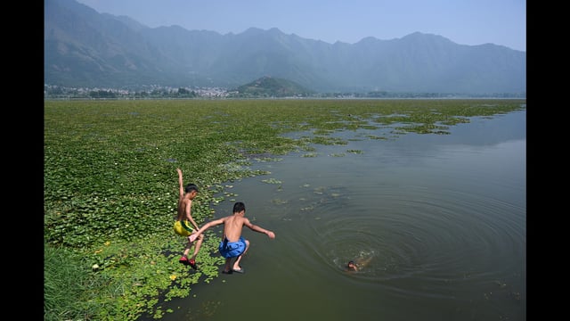 Children trying to beat the heat on a hot day in Srinagar. (Waseem Andrabi //HT)