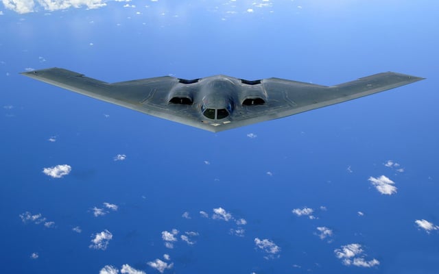 Un bombardero B-2 de las Fuerzas Aéreas de EEUU sobre el oceáno Pacífico.