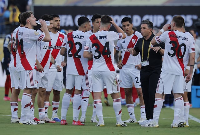 Soccer Football - FIFA Club World Cup - Group E - River Plate v CF Monterrey - Rose Bowl Stadium, Pasadena, California, U.S. - June 21, 2025 River Plate coach Marcelo Gallardo speaks to his players REUTERS/Mike Blake