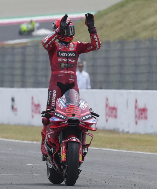 Marc Márquez
celebra su «pole». 
| |