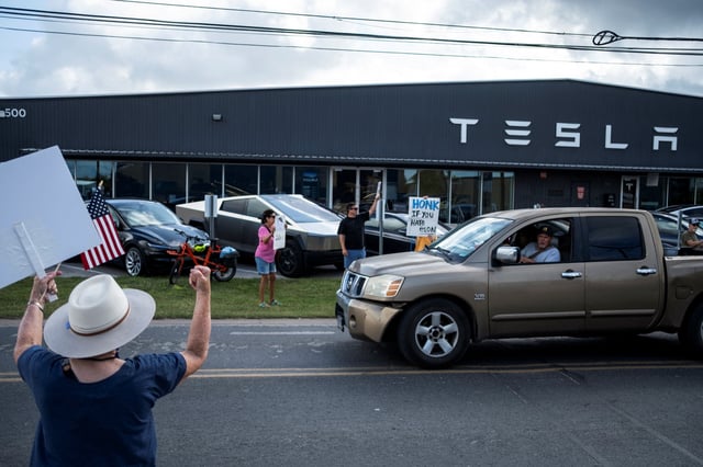 Demonstrators protest against Tesla and its CEO Elon Musk, outside a Tesla service center and gallery in Austin, Texas, U.S., June 21, 2025. REUTERS/Joel Angel Juarez