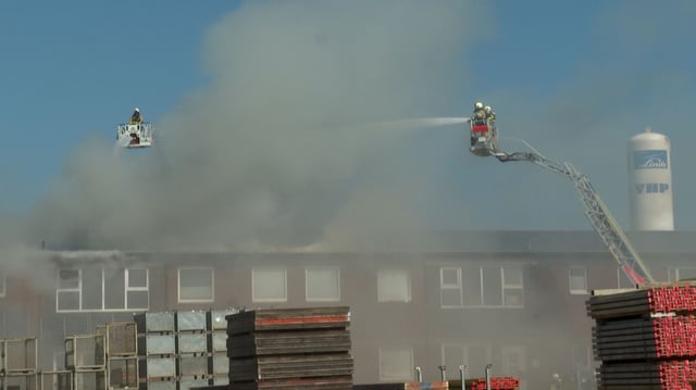 Die Feuerwehr löschte einen Brand in einem Industriegebiet in Quickborn – erst nach 24 Stunden verließen die Einsatzkräfte den Brandort.