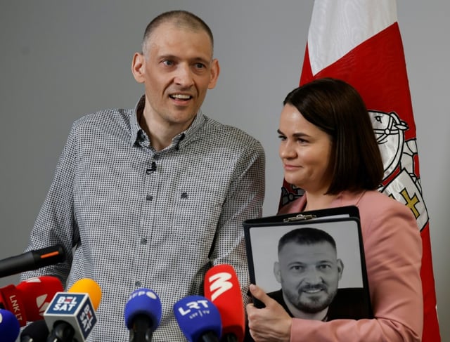 La responsable de l'opposition bélarusse en exil Svetlana Tikhanovskaïa, avec son époux Sergueï Tikhanovski, lors d'une conférence de presse à Vilnius, le 22 juin 2025