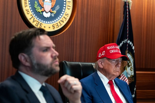 Mit einer „Make America Great Again“-Kappe auf dem Kopf verfolgte US-Präsident Donald Trump die Bombardierung der iranischen Atomanlagen. Neben ihm sitzt sein Vize JD Vance.