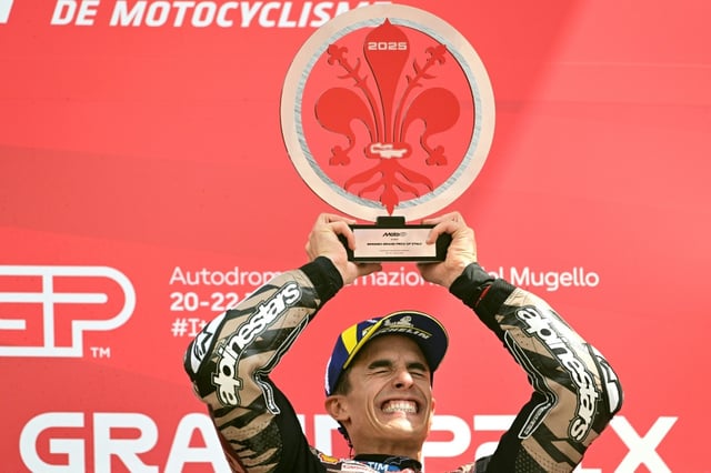 L'Espagnol Marc Marquez sur le podium du Grand Prix d'Italie qu'il a remporté le 22 juin 2025 à Mugello