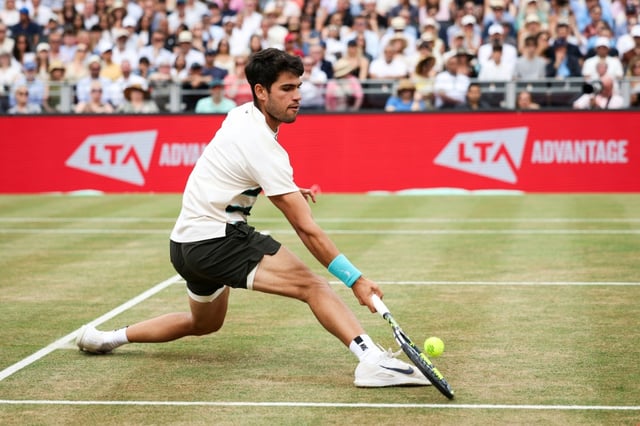 L'Espagnol Carlos Alcaraz, N.2 mondial, en finale du tournoi du Queen's contre le Tchèque Jiri Lehecka le 22 juin 2025 à Londres