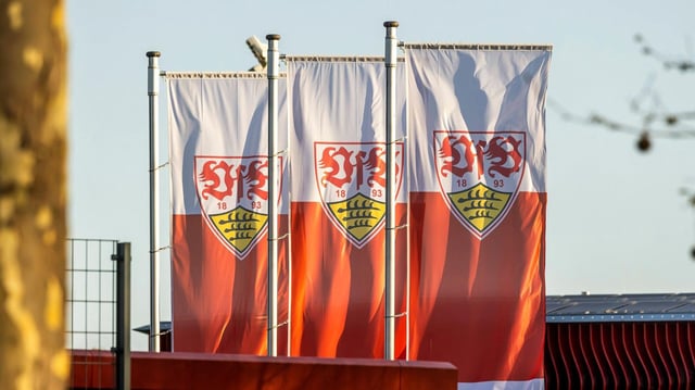 Fahnen am Clubzentrum des VfB Stuttgart