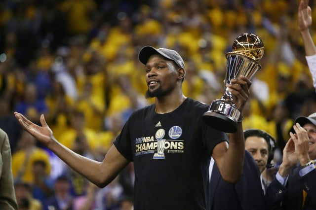 Kevin Durant fête son premier titre de champion NBA avec les Warriors, le 12 juin 2017 à Oakland (Californie)