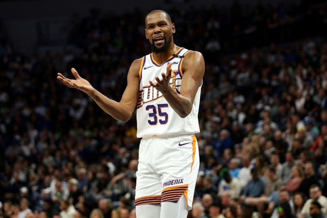 Kevin Durant, agacé, lors d'un match des Suns de Phoenix sur le parquet des Minnesota Timberwolves en saison régulière de la NBA, le 28 mars 2025 à Minneapolis