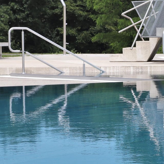 Neustadt: Zwei Mädchen in Freibad begrapscht - dann handeln sie richtig