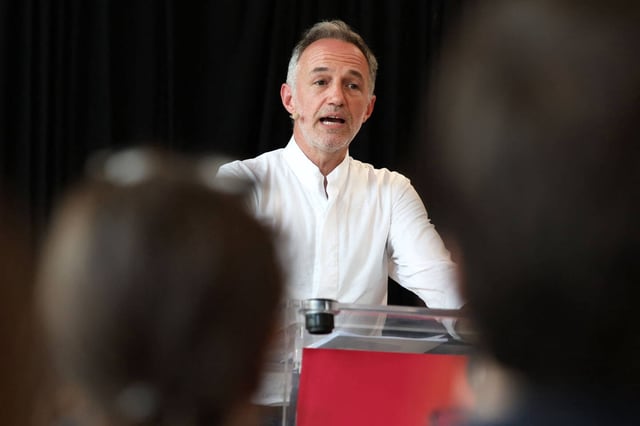 Le candidat à l'investiture socialiste pour la mairie de Paris, Emmanuel Grégoire, en meeting le 22 juin à Paris.