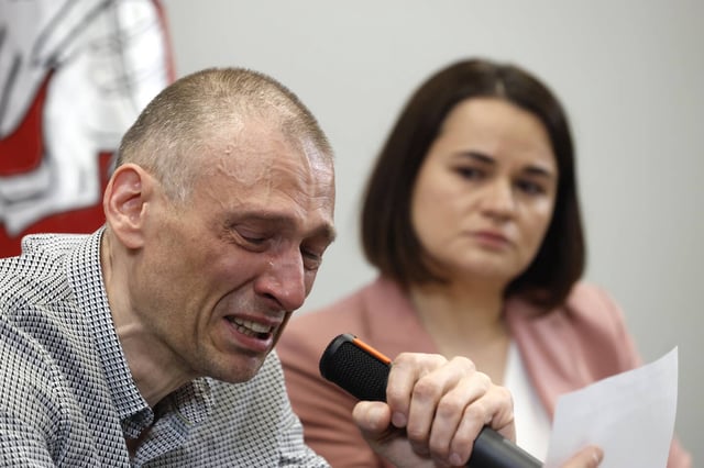 Sergueï Tikhanovski libéré des geôles bélarusses, lors d'une conférence de presse à Vilnius (Lituanie), dimanche 22 juin.